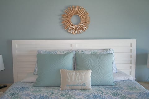 Master, king bed