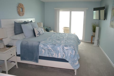 Master bedroom
Sliding doors to balcony