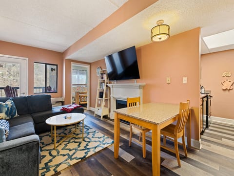 Walkable Downtown Gatlinburg Condo w/Pool Access