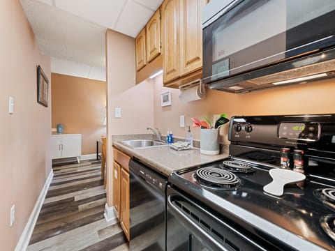 Walkable Downtown Gatlinburg Condo w/Pool Access