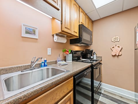 Walkable Downtown Gatlinburg Condo w/Pool Access