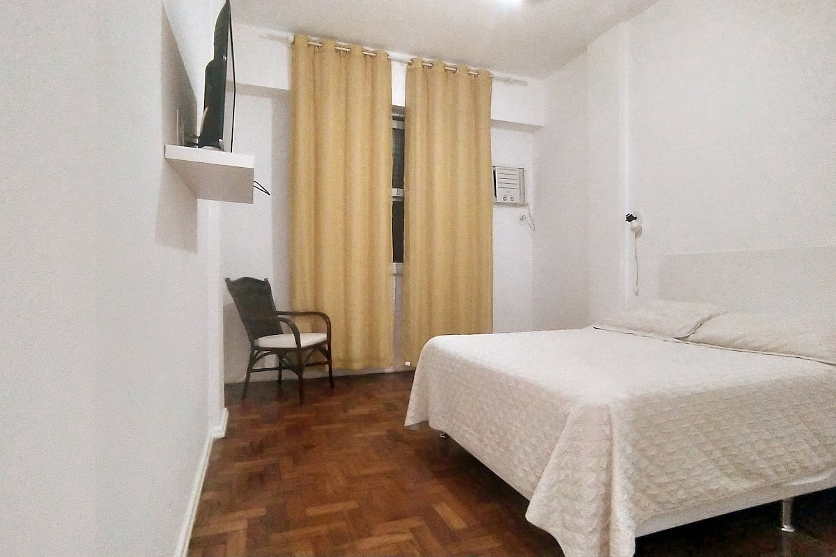 Room with double bed