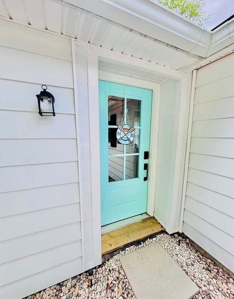 3-bedroom House in Sister Lakes on Magician Lake w/Dock. Relax on the Lake
