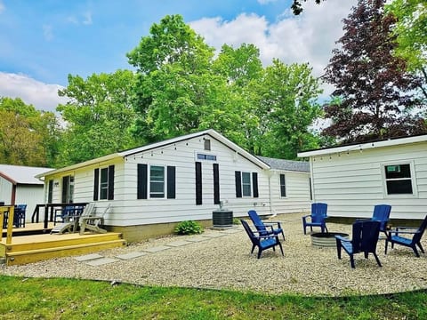 3-bedroom House in Sister Lakes on Magician Lake w/Dock. Relax on the Lake