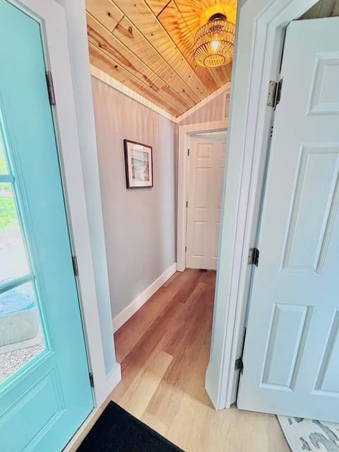 3-bedroom House in Sister Lakes on Magician Lake w/Dock. Relax on the Lake