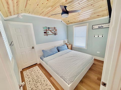 3-bedroom House in Sister Lakes on Magician Lake w/Dock. Relax on the Lake