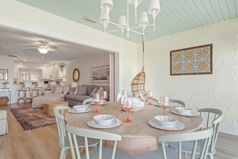 Updated Beach Condo - Snowbirds Welcome image 5