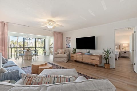 Updated Beach Condo - Snowbirds Welcome image 3