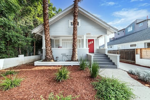 Cozy Retreat in the Heart Of Hollywood image 1