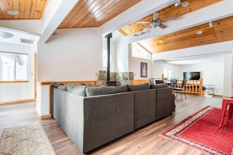Truckee Peak Retreat: Pet-Friendly 4BR Haven