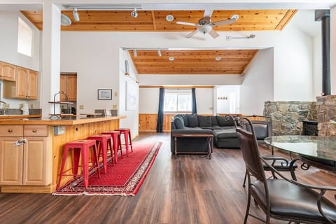 Truckee Peak Retreat: Pet-Friendly 4BR Haven