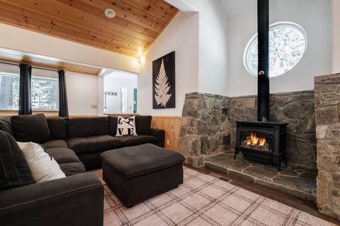 Truckee Peak Retreat: Pet-Friendly 4BR Haven