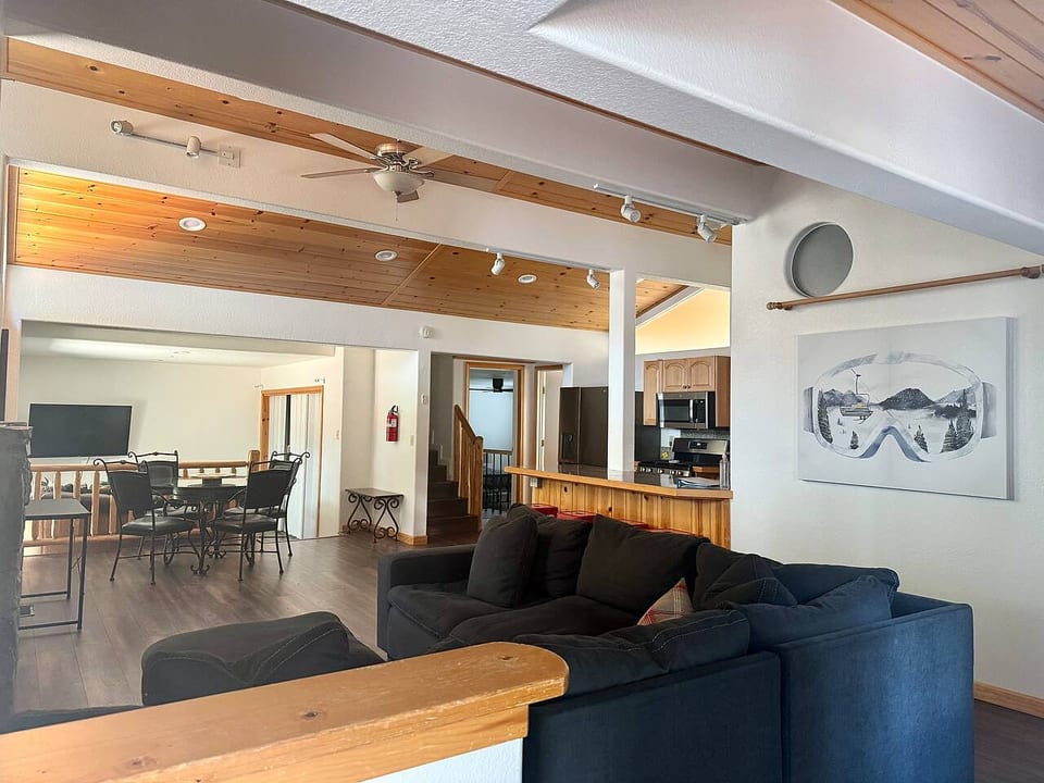 Truckee Peak Retreat: Pet-Friendly 4BR Haven - Truckee