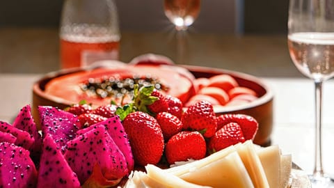 Fresh fruit & cheese with rosé—sunny setup for relaxed evenings.