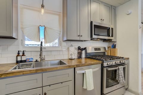 Sleeps 10 | Stocked Kitchen + Game Room | Dogs OK