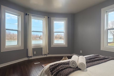 Lake Erie Waterview | Sleeps 7 | Spacious Room image 5