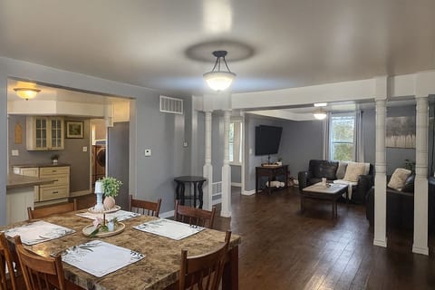 Lake Erie Waterview | Sleeps 7 | Spacious Room image 4