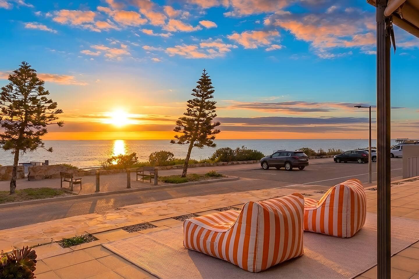 Beachfront | Brand New Luxe Reno | 200m To Square - Apartment