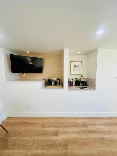 Gorgeous Ocean & Mountain View King Suite