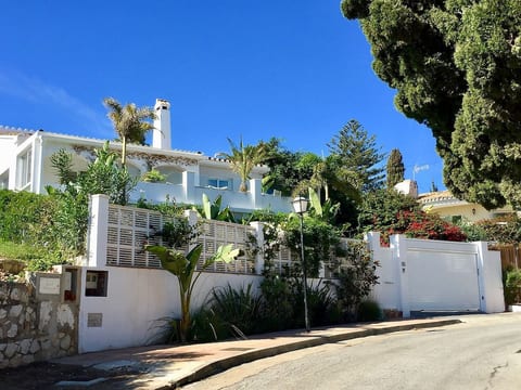 Villa Oasis Sea View 3 bed private heated pool