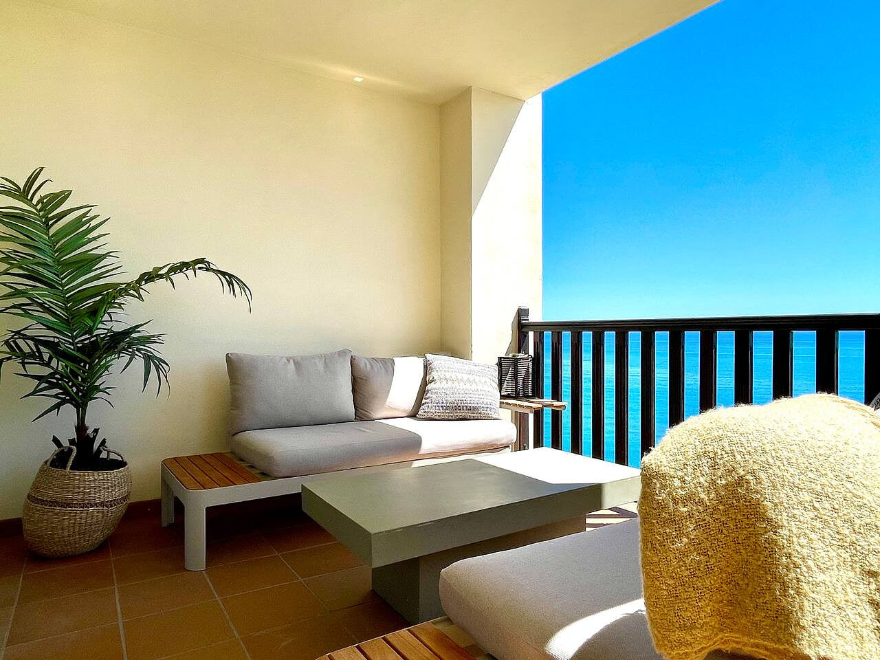 Stunning direct sea views 2 bed apartment