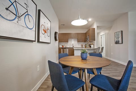 Dining Tabe
