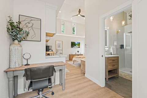 Golden Roseville Luxe Retreat image 2