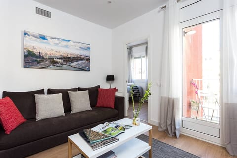 Great 4 bedroom Apartment Sagrada Familia