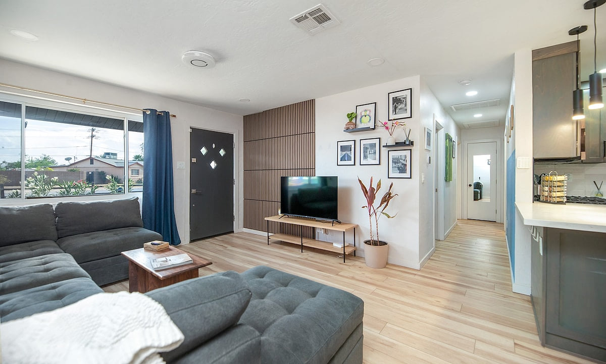 Bright, light living room with comfy seating for 6, 50" Roku TV