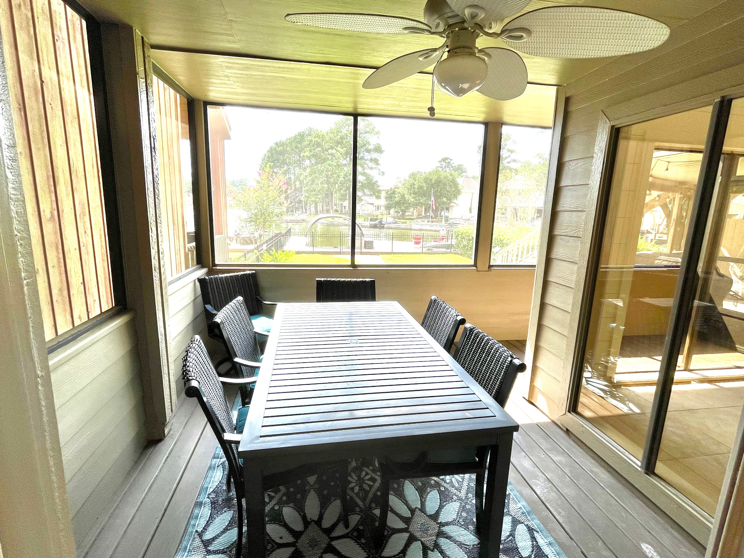 Outdoor dining, fully screened in