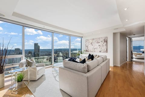Breathtaking Serenity 2BR w/King 2Parking&AC