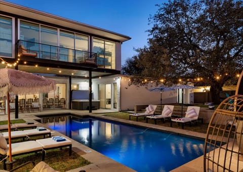 Sleeps 22+|15min ATX & Lake|Theater|Arcade|Sauna