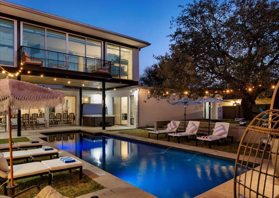 Sleeps 22+|15min ATX & Lake|Theater|Arcade|Sauna - Austin