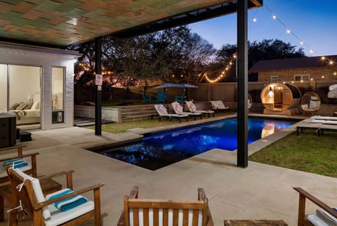 Sleeps 22+|15min ATX & Lake|Theater|Arcade|Sauna