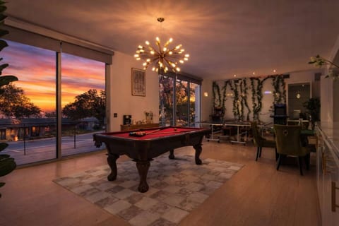 Sleeps 22+|15min ATX & Lake|Theater|Arcade|Sauna