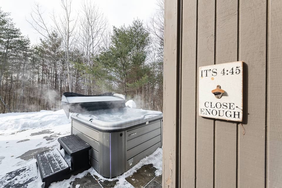 Modern Mountain Retreat w/ Private Hot Tub - Campton