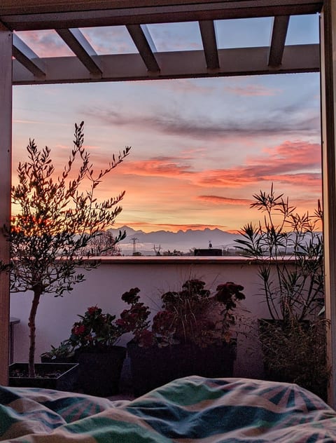 4 Bedroom Top-Floor Apartment with Mountain Views image 4