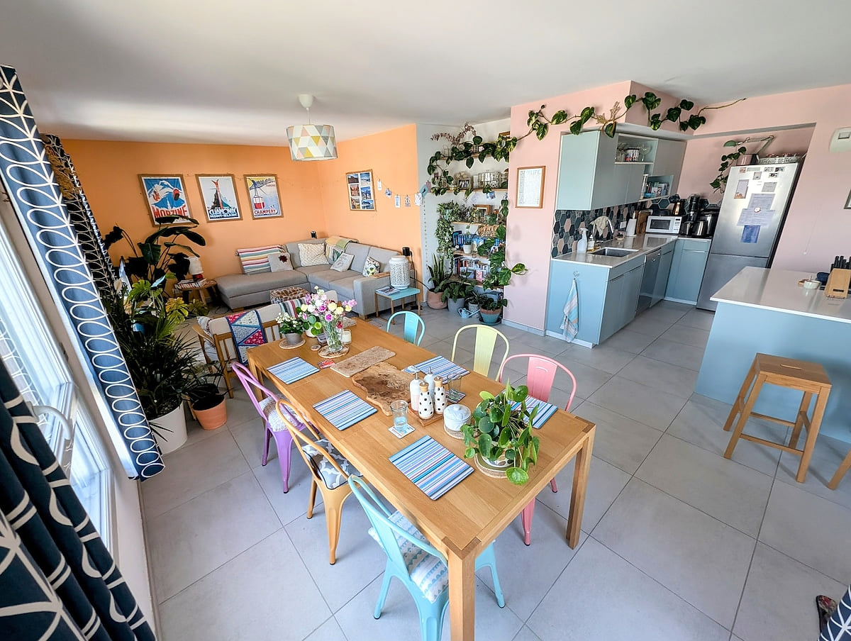 4 Bedroom Top-Floor Apartment with Mountain Views image 1