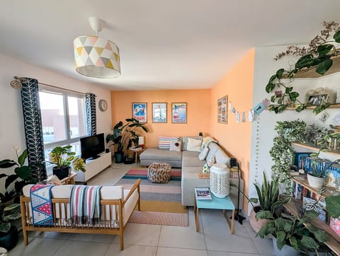 4 Bedroom Top-Floor Apartment with Mountain Views image 2