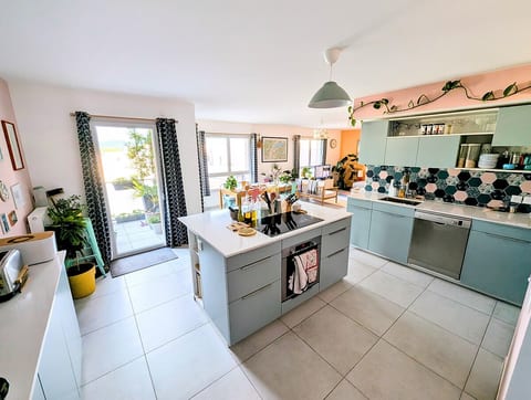 4 Bedroom Top-Floor Apartment with Mountain Views image 3