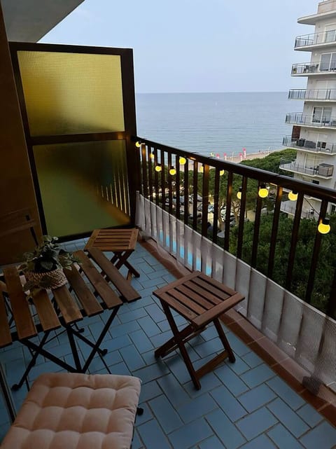 Bright apartment with two balconies and a swimming pool facing the sea
