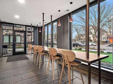 DT Coze Apt, Gym, Rooftop, Free Street Parking