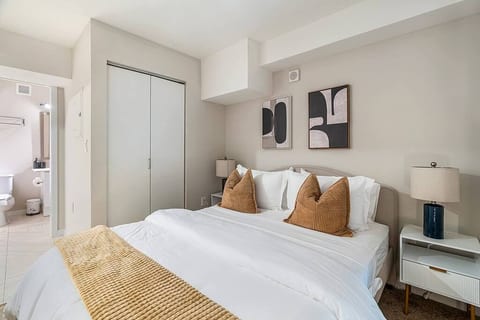 CBD OTR Gym, Pool, Free Parking, Steps to Stadiums