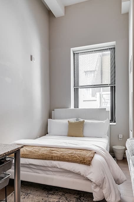 Luxe Studio with Rooftop Pool