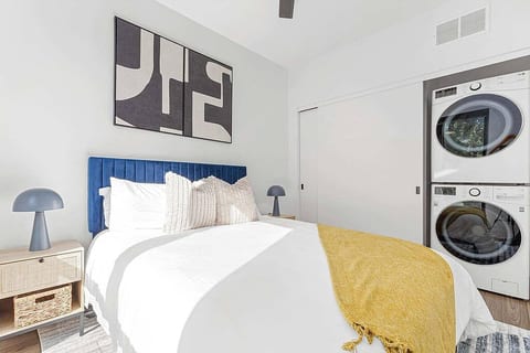 Modern 1BD Near DT & UMN Gym Street Parking