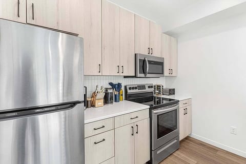 Modern 1BD Near DT & UMN Gym Street Parking