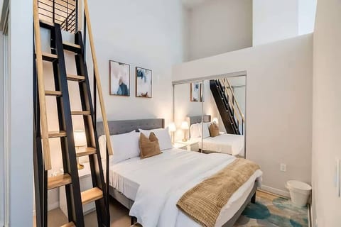 Pool, Gym, Free parking, 5 mins walk to Paycor