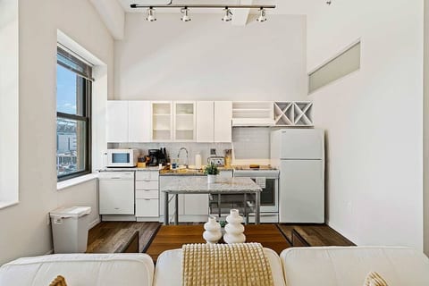 Downtown Apt with Pool, Parking near stadiums