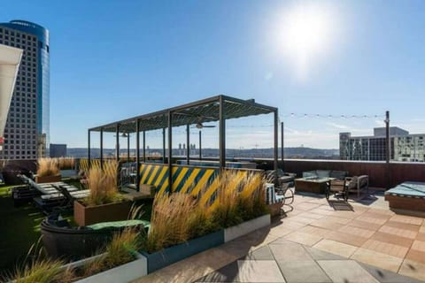 Downtown Apt with Pool, Parking near stadiums