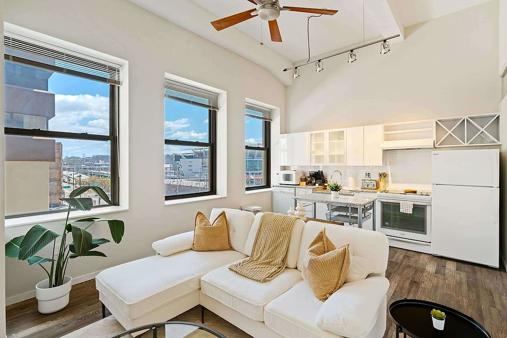 Downtown Apt with Pool, Parking near stadiums